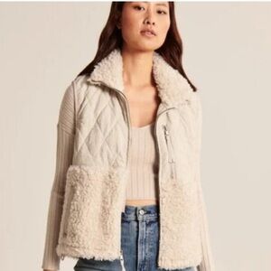 NWT🍀Abercrombie & Fitch Cropped Two Toned Quilted Sherpa Vest Cream Size Small